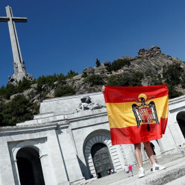 Una persona despliega una bandera anticonstitucional en la esplanada del Valle de los Caídos. EFE/Mariscal