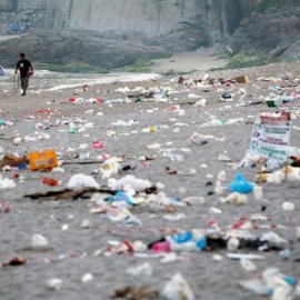 La playa de Orzán, de A Coruña, tras la noche de San Juan . EFE/Cabalar