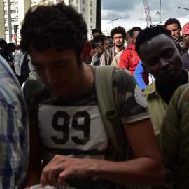 Cola de migrantes para recibir alimentos en París. AFP/Christophe Archambault