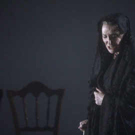 La actriz Nuria Espert durante la obra 'La casa de Bernarda Alba', de Federico García Lorca, dirigida por Lluis Pascual . EFE