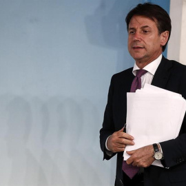 El primer ministro italiano, Giuseppe Conte, llegar para realizar declaraciones tras el Consejo de Ministros en el Palacio Chigi en Roma (Italia). EFE/Riccardo Antimiani