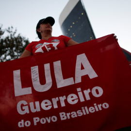 Un seguidor del expresidente brasileño Luiz Inacio Lula da Silva, en una protesta reclamando su libertad,, frente la Corte Electoral, en Brasilia. REUTERS/Adriano Machado