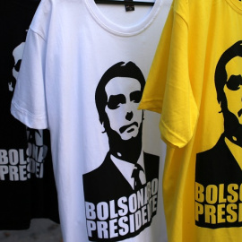 Camisetas con la imagen del candidato de ultraderecha a la presidencia de Brasil Jair Bolsonaro, en un bloque de viviendas en Rio de Janeiro. REUTERS/Sergio Moraes