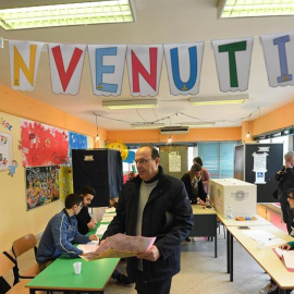 Un cartel que dice "Bienvenido" en el aula de un colegio electoral en la localidad de Pomigliano d'Arco, cerca de Nápoles. EFE / EPA / CIRO FUSCO