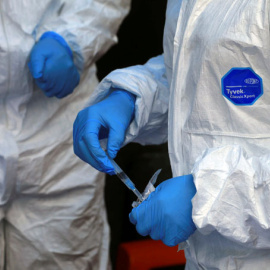 Sanitarios congoleños preparan sus equipos en una campaña de vacunación contra el ébola.  REUTERS/Samuel Mambo