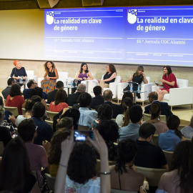Rosa María Calaf, Lucía Mbomio, Ana Bernal-Triviño, Cristina Fallarás, ,  y Ana Pardo de Vera, en el acto de la Universitat Oberta de Catalunya sobre medios e Igualdad. FOTO: UOC
