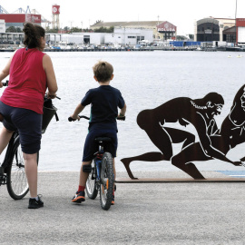 Las esculturas de Antonio Miró en Valencia. EFE/Juan Carlos Cárdenas