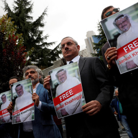 Activistas de derechos humanos y amigos del periodista árabe Jamal Khashoggi, en una protesta frente al consulado saudí en Estambul. REUTERS/Murad Sezer