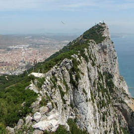El Peñón de Gibraltar con La Línea de la Concepción al fondo. Foto: Wikimedia 
