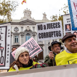 Concentración de activistas antidesahucios frente al Tribunal Supremo, durante la reuinión del Pleno de la Sala Tercera para estudiar el impuesto de las hipotecas. EFE/Rodrigo Jiménez