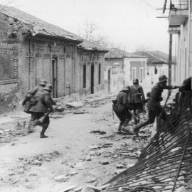 Soldados del Frente Nacional asaltan un barrio de las afueras de Madrid en 1937. Foto: Wikimedia