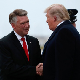 El presidente de EEUU, Donald Trump, saluda al entonces candidato republicano Mark Harris, en las elecciones legislativas, en una visita a Charlotte, en el estado de Carolina del Borte. REUTERS/Kevin Lamarque