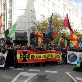 Policías y guardias civiles de la asociación Jusapol concentrados frente al Congreso durante el debate de la iniciativa legislativa de equiparación salarial. EFE/ Zipi