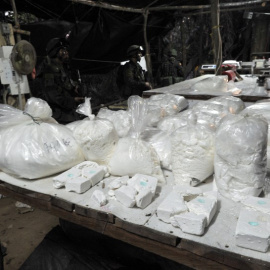 Policías colombianos colombian la droga aprehendida en un laboratorio ilegal de coaina, en la localidad de Puerto Gaitan (en el departamento de Meta), en octubre de 2011. AFP/Guillermo Legaria