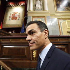 El presidente del Gobierno, Pedro Sánchez, a su llegada a la sesión de control en el pleno del Congreso. EFE/Javier Lizón