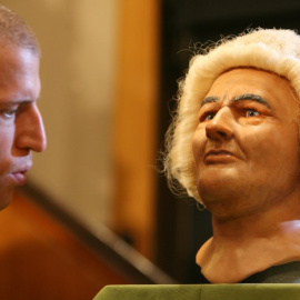 Un hombre mira la reconstrucción de la cara del compositor alemán Johann Sebastian Bach (1685-1750), realizado por los expertos de antropología forense de la universidad de Dundee (Escocia, Reino Unido), en marzo de 2008. AFP/Barbara Sax