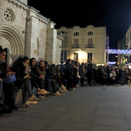 Concentración silenciosa en la plaza de la Constitución de Zamora, en recuerdo de Laura Luelmo. EFE/Mariam A. Montesinos