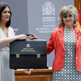 María Luisa Carcedo (d.) recibe la cartera de Sanidad, Consumo y Bienestar Social de manos de Carmen Montón (i.), que presentó su dimisión tras conocerse supuestas irregularidades en el máster que cursó en la Universidad Rey Juan Carlos (URJC). EFE/