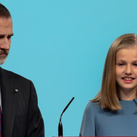 La princesa Leonor, acompañada por su padre, el rey Felipe VI, interviene por primera vez en un acto oficial con la lectura de un extracto de la Constitución. EFE/BALLESTEROS