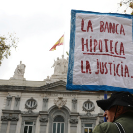 Protesta frente al Tribunal Supremo por la sentencia sobre el impuesto de las hipotecas. REUTERS/Susana Vera