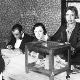 Una mujer vota por primera vez durante las elecciones de 1933