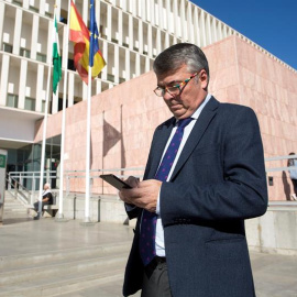 El abogado de cuatro de los acusados en el caso de La Manada, Agustín Martínez Becerra, posa junto a la Ciudad de la Justicia de Málaga. EFE/Daniel Pérez