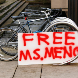 Una pancarta pide la liberación de Meng Wanzhou, directora financiera de Huawei. - REUTERS