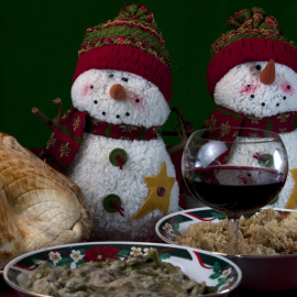 Dos muñecos de nieve adornan esta mesa navideña. Foto: Public Domain