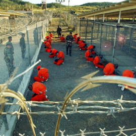Foto de enero de 2002 de prisioneros taliban y de Al-Qaeda, vestidos con monos naranja, en la prisión de la base estadounidense de Guantanamo (Cuba). AFP
