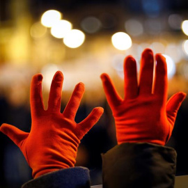 Colectivos feministas durante la concentración convocada en la Plaza Consistorial de Pamplona, bajo el lema "Ni un paso atrás en igualdad”, contra las propuestas de Vox. EFE/ Villar López