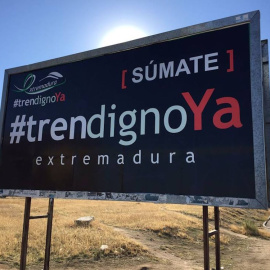 Cartel de #trendignoYA en las inmediaciones de Don Benito (Badajoz) . Foto: Plataforma Tren Digno Ya