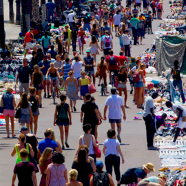 Manteros en una zona turística de Barcelona. EFE