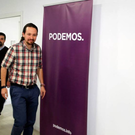 Pablo Iglesias con Íñigo Errejón y Ramón Espinar, en la sede de Podemos. EFE