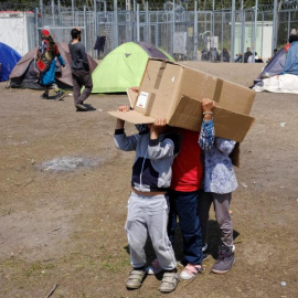 Niños migrantes juegan en un campamento de refugiados en la frontera entre Serbia y Hungría. REUTERS/Marko Djurica