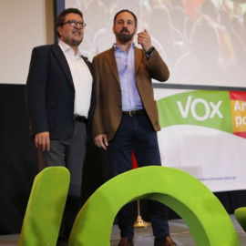 El líder del partido ultraderechista Vox, Santiago Abascal (d.) con su cabeza lista en las elecciones autonómicas andaluzas Francisco Serrano. REUTERS/Jon Nazca