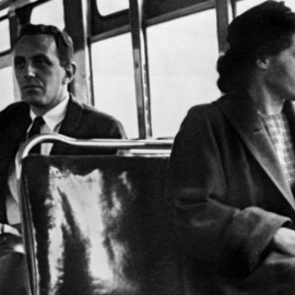 Rosa Parks, en el autobús de Montgomery, Alabama desde el que empezó su protesta contra la segregación