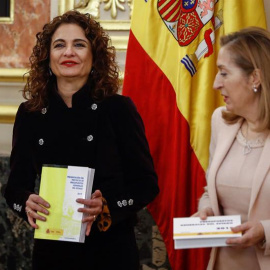 La ministra de Hacienda, María Jesús Montero, en la entrega a la presidenta del Congreso de los Diputados, Ana Pastor, del Proyecto de Presupuestos Generales del Estado para 2019. EFE/Emilio Naranjo