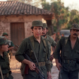 Una imagen de marzo de 1988 del entonces gerrillero Joaquin Villalobos, en El Salvador acompaña por Jorge Melendez (d) y Mercedes Letona (i). AFP/Carlos Márquez