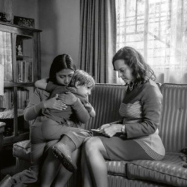 Escena de ‘Roma’ en la que Cleo habla con Sofía. Netflix