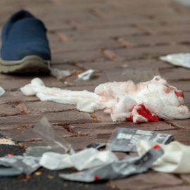 Vendajes ensangrentados en la acera después del ataque a la mezquita de Al Noor en Christchurch, Nueva Zelanda. REUTERS / SNPA / Martin Hunter