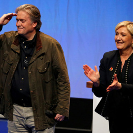 El exjefe de campaña de Donald Trump. Steve Bannon, con la líder ultraderechista francesa Marine Le Pen. REUTERS/Pascal Rossignol