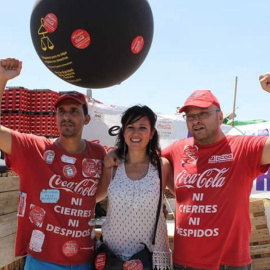 La diputada autonómica Elena Sevillano con trabajadores de CocaColaEnLucha