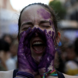 Una joven grita en una manifestación en Madrid contra la violencia machista. REUTERS/Susana Vera