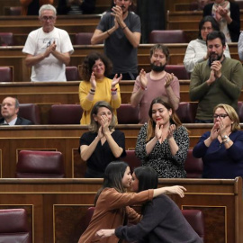 La portavoz de Unidos Podemos en el Congreso, Irene Montero, es aplaudida tras intervenir en el último pleno del Congreso de la legislatura. EFE/Kiko Huesca