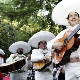 Mariachis en la marcha del Festival Vivamérica. EFE