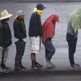 
 Migrantes centroamericanos se protegen del frio debido a una onda gélida que afecta al país hoy, miércoles 14 de noviembre de 2018, mientras permanecen en el estadio deportivo Jesús Martínez "Palillo , en Ciudad de México (México). Foto: EFE