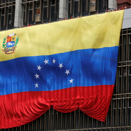 La bandera de Venezuela cuelga de un edificio de Caracas. REUTERS