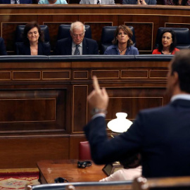 El líder del PP, Pablo Casado (de espaldas), interviene en la sesión de control del Congreso. Al fondo, el presidente Pedro Sanchez. EFE