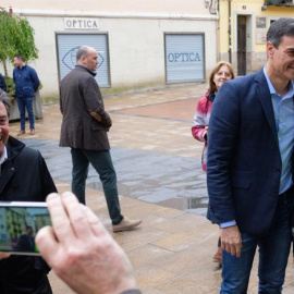 El secretario general del PSOE y presidente del Gobierno, Pedro Sánchez, posa para una foto con una simpatizante durante el recorrido que ha realizado por el centro de Logroño. EFE/Abel Alonso