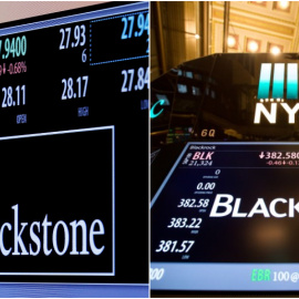 Los logos de los fondos Blackrock y Blackstone en las pantallas de la Bolsa de Nueva York, en Wall Street. REUTERS